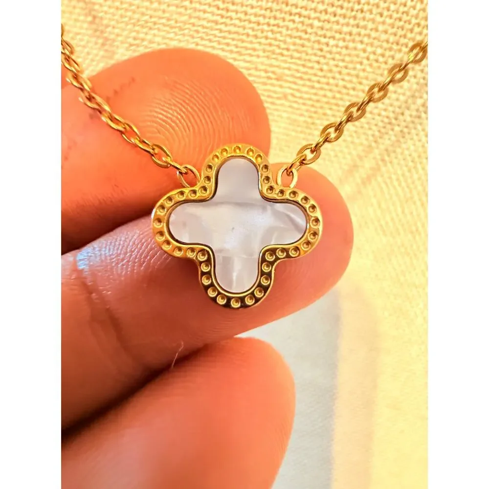 Vintage Clover Mother of Pearl Gold Tone Necklace 18+2”